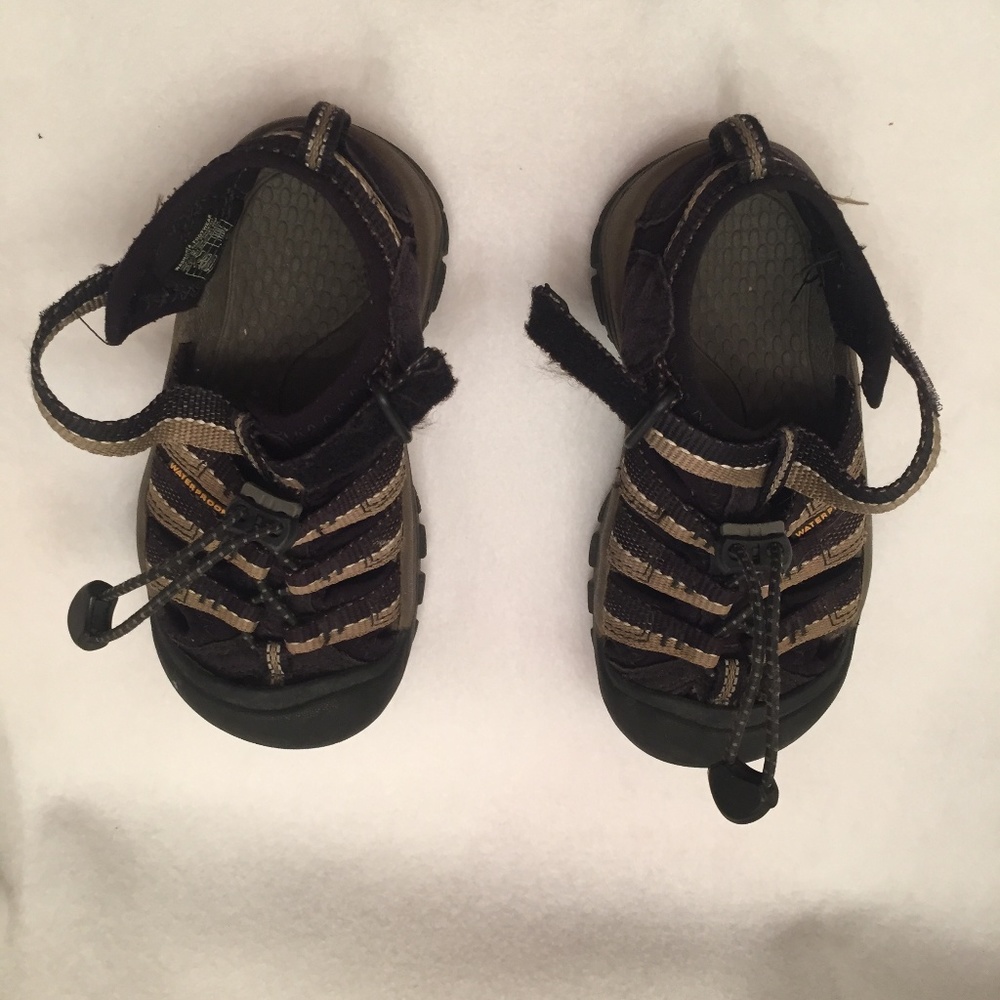 Boys size 10 keens